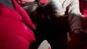 Enkaz altındaki 46. saatin ardından hayata böyle gülümsedi