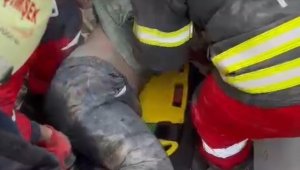 Enkaz altındaki 98 saat acı bekleyiş mutlu sonla bitti