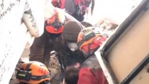 Enkaz altındaki depremzedeyi kadın arama kurtarma eri hayatta tuttu