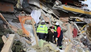 Enkaz altından ses duydular, birbirlerine sarıldılar