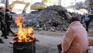 Enkaz başında umutla bekleyiş