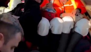 Enkaz başında yorgunluğunu unutan ekiplerin yürek ısıtan görüntüleri