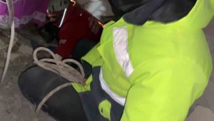 Enkazdaki yaşam koridorundan 4 kişinin kurtarılma anı kameraya yansıdı