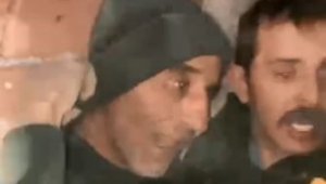 Enkazdan 66 saat sonra çıkarıldı, şehadet parmağını havaya kaldırarak "Allah işinizi rast getirsin; Allahu Ekber" dedi