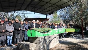 Enkazdan birbirlerine sarılmış halde çıkarılan Sarıkaya ailesi gözyaşlarıyla uğurlandı