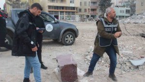 Enkazdan çıkan değerli eşyalar emniyete götürülüyor