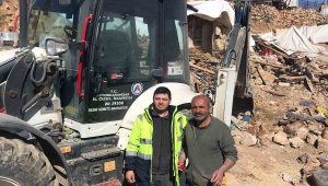 Enkazdan çıkardığı 100 bin TL'lik altın ve parayı sahibine teslim etti