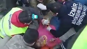Enkazdan çıkarılan çocuğa ilk müdahale İzmirli gönüllü doktordan