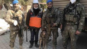 Enkazdan kurtarılan köpeğe askerler sahip çıktı