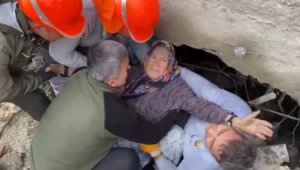 Enkazdan kurtarıldı, "Yavrularım, çocuklarım" diyerek sarılıp ekibi öptü