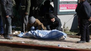 Enkazdan ölü çıkarılan yakınlarının ardından gözyaşı döktüler