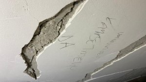 Enkazdayken duvara 'umudunu kaybetme' yazdı, 64 saat sonra 'ışığı' gördü