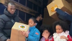 Enner Valencia, yardım çalışmalarına ailesiyle beraber destek verdi