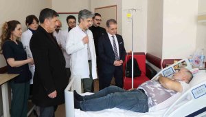 Erzincan'da yaralı depremzedelerin tedavileri sürüyor