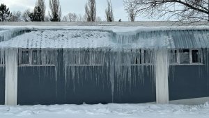 Erzurum'da soğuk hava nedeniyle oluşan buz sarkıtları tehlike arz ediyor