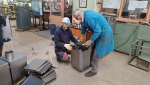 Eskişehir'de meslek lisesi öğretmenlerinden deprem bölgesine çadır sobası