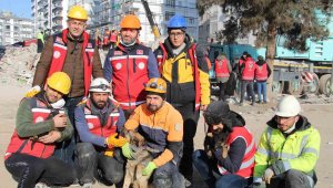 Ezan okunurken uluyan köpek ve yavruları, sesi fark eden görevlilerce enkazdan kurtarıldı