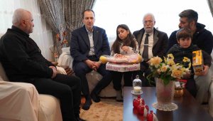 Fatih Erbakan, Ankara'da evlere yerleştirilen depremzedeleri ziyaret etti