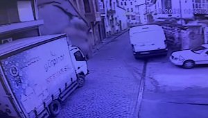 Fatih'te metruk binanın çöktüğü anlar kameraya yansıdı