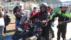 Fethiye emniyeti depremzede çocuklar için eğlence düzenledi