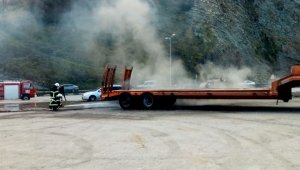 Fren balatalarının ısınmasıyla bomba gibi patlayan tırın lastiği alev aldı
