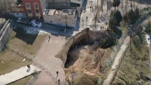 Gaziantep'te deprem sonrası dev obruk oluştu