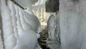 Gece eksi 24'e düşen hava sıcaklığı Erzurum'u dondurdu