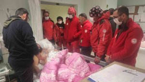 Genç anne 7 aylık bebeğini 4 gün enkaz altında emzirdi, 5'inci gün tükürükle, o da kalmayınca kolunu kesip kendi kanıyla besledi