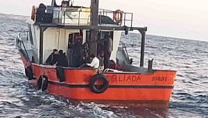 Gökçeada açıklarındaki balıkçı teknesinde 68 kaçak göçmen ve 3 göçmen kaçakçısı şüphelisi yakalandı