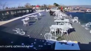 Göl kenarında korku dolu anlar: Rüzgar ortalığı savaş alanına çevirdi