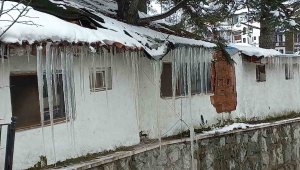 Göynük'te 1 metreye yakın buz sarkıtları oluştu