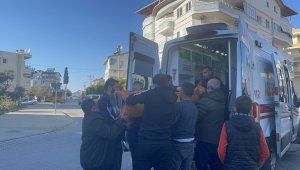 Hafif ticari araçla motosikletin çarpıştığı kazada 2 kişi ağır yaralandı