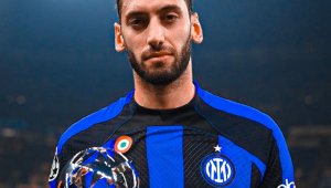 Hakan Çalhanoğlu, ödülünü depremzedelere adadı
