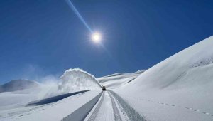 Hakkari'de karla mücadele çalışması devam ediyor