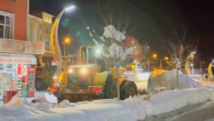 Hakkari'de karla mücadele çalışması sürüyor