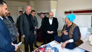 Hastanelerde tedavi gören depremzedelere moral verdiler