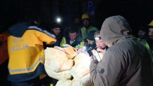 Hatay Antakya'da bir kadın sağ kurtarıldı