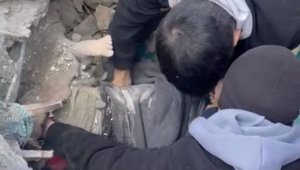 Hatay'da enkaz altındaki çocuk ve bir vatandaş 30 saat sonra kurtarıldı