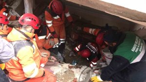 Hatay'da enkaz altındaki genç 37 saat sonra kurtarıldı