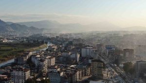 Hatay'da enkaz çalışmalarının ardından gökyüzü toz bulutuyla kaplandı