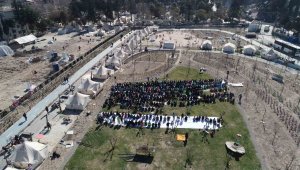 Hatay'da enkazların gölgesinde cuma namazı dron ile görüntülendi