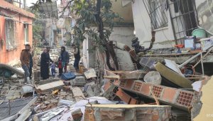 Hatay'da itfaiyeciler enkazdan 2'si çocuk 5 kişiyi canlı kurtardı