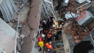 Hatay'da yaşanan 6.4'lük depremin ardından enkaz alanı günün ilk ışıklarıyla havadan görüntülendi