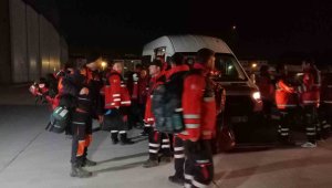 Hatay'daki arama kurtarma çalışmalarına katılan 32 itfaiyeci İstanbul'a döndü
