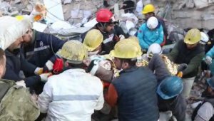 Hatay'dan bir güzel haber daha: 158'inci saatte 17 yaşındaki Asya sağ kurtarıldı