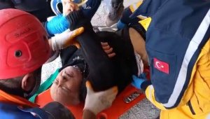 Hatay'dan sevindiren haber: 80 yaşındaki Abdurrahman amca enkazdan sağ çıkarıldı