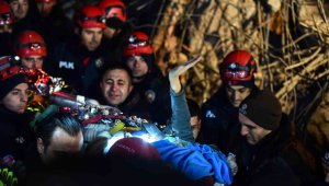 Hatice depremden 92 saat sonra kurtarıldı, el sallayarak çıktı