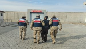 Iğdır'da cinayetten hüküm giyen baba ve oğlu evin içindeki özel bölmelerde yakalandı