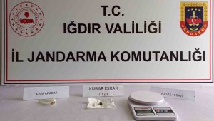Iğdır'da torbacıların sakladığı uyuşturucu menfez altında ve metruk binalarda çıktı