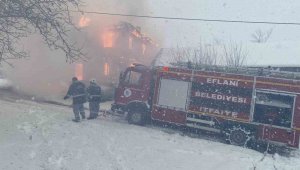 İki katlı ev alevlere teslim oldu